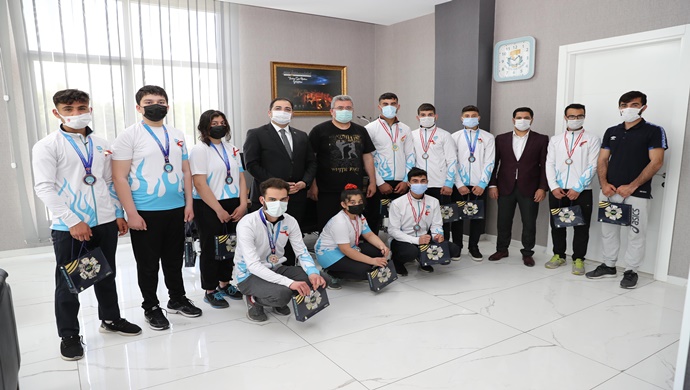 ŞAMPİYON SPORCULARDAN BAŞKAN CANPOLAT’A ZİYARET