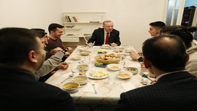 Cumhurbaşkanı Erdoğan, iftarda öğrenci evine misafir oldu