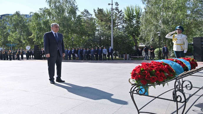 Мемлекет басшысы Саяси қуғын-сүргін және ашаршылық құрбандарының рухына тағзым етті