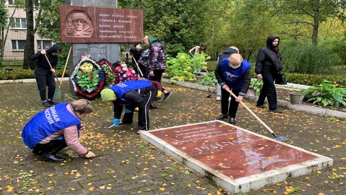 Единороссы привели в порядок памятные места в преддверии Дня освобождения Смоленщины