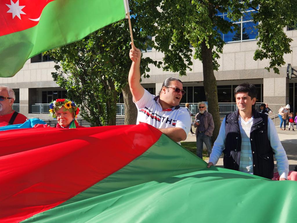 Bir 6 kişi ve ayakta duran insanlar görseli olabilir