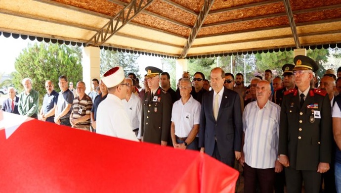 Cumhurbaşkanı Ersin Tatar, hayatını kaybeden kıdemli binbaşı Halil Giray’ın Beylerbeyi Köy Mezarlığı’nda düzenlenen cenaze törenine katıldı