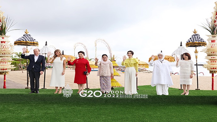 First Lady Erdoğan meets with spouses of G20 leaders in Indonesia