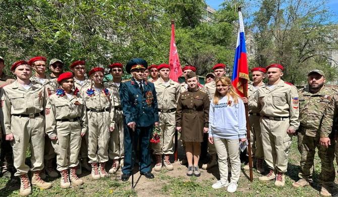 “Birleşik Rusya” LPR’de Büyük Vatanseverlik Savaşı gazilerini tebrik etti