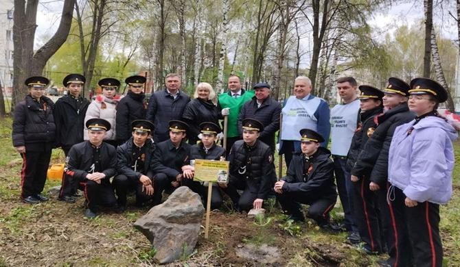 Birleşik Rusya aktivistleri Izhevsk’te Kırım’la dostluğun göstergesi olarak bir anma bahçesi kurdular