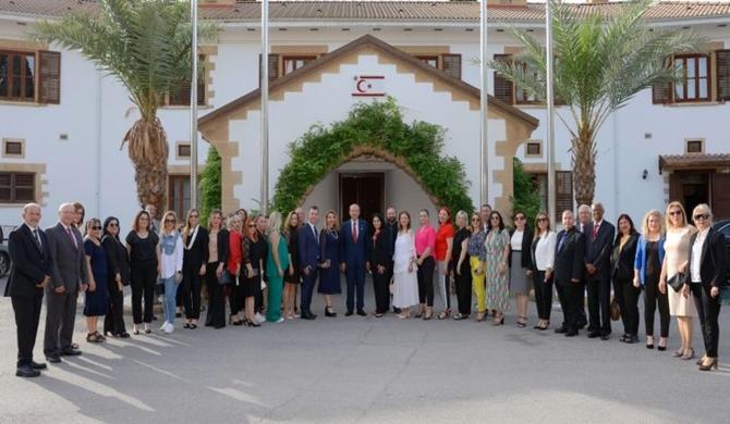 Cumhurbaşkanı Ersin Tatar, Bahar Esintileri Sanat Derneği Başkanı Ahmet Gökhan, Bahar Esintileri Koro Şefi Bahar Gökhan ve koro ekibini kabul etti