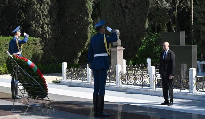 İlham Əliyev və birinci xanım Mehriban Əliyeva Ulu Öndər Heydər Əliyevin Fəxri xiyabanda məzarını ziyarət ediblər