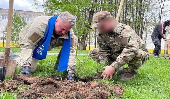 Moskova bölgesinde, Birleşik Rusya’nın desteğiyle Büyük Vatanseverlik Savaşı kahramanları ve Kuzey Askeri Bölgesi anısına meşe ağaçlarından oluşan bir sokak dikildi.