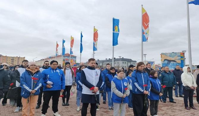 Birleşik Rusya aktivistleri, MGER ve Zafer Gönüllüleri Anadyr’deki Chukotka Cephesi anıtına taze çiçekler bıraktı