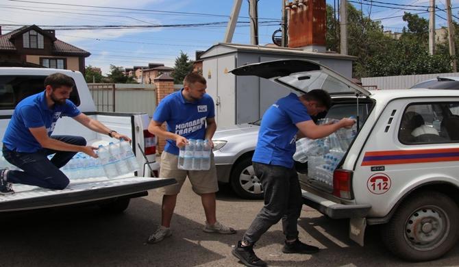 Birleşik Rusya ve MGER gönüllüleri, Rostov bölgesindeki Bataysk’teki yangın mağdurlarına yardım ulaştırdı