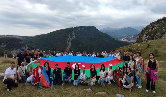 “Biz dəmir yumruğun gücü ilə Şuşadayıq” şüarı ilə diaspor nümayəndələrinin Şuşaya 12-ci səfəri gerçəkləşib