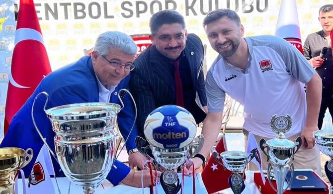 ANKARA HENTBOL SPOR KULÜBÜ YÖNETİM KURULU BAŞKANI AZİZ KIZILCA BAŞKANLIĞINDA İMZA TÖRENİ YAPILDI