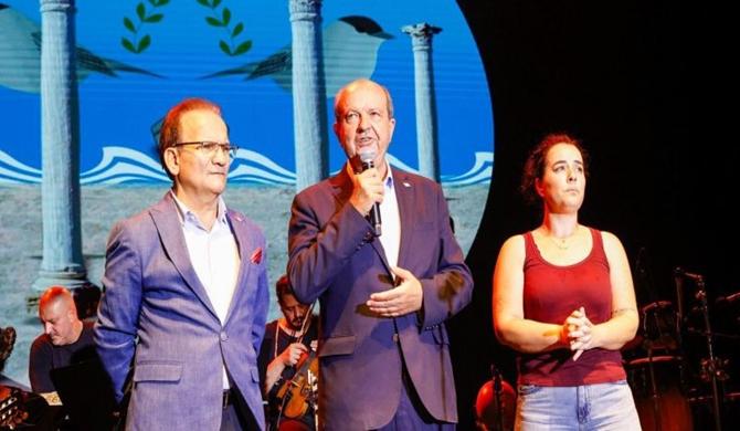 Cumhurbaşkanı Ersin Tatar, Yeniboğaziçi Belediyesi tarafından Şampiyon Melekleri Yaşatma Derneği yararına Salamis Antik Tiyatrosu’nda düzenlenen Levent Yüksel konserini katıldı