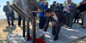 Rostov bölgesindeki Tsimlyansk’ta, Birleşik Rusya’nın desteğiyle, 1964 uçak kazasında ölenlerin anısına bir anma tabelası açıldı.