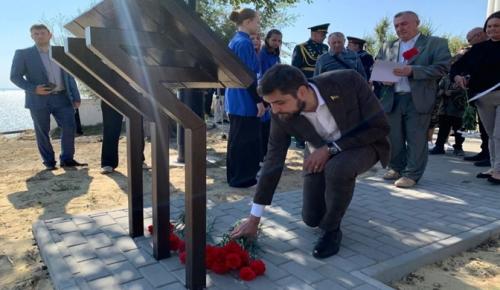 Rostov bölgesindeki Tsimlyansk’ta, Birleşik Rusya’nın desteğiyle, 1964 uçak kazasında ölenlerin anısına bir anma tabelası açıldı.