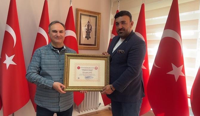 SERDENGEÇTİ DERNEĞİNDEN SU GRUP ENERJİ YÖNETİM KURULU BAŞKANI İŞ İNSANI ERTUĞRUL AYHAN`A TEŞEKKÜR BELGESİ