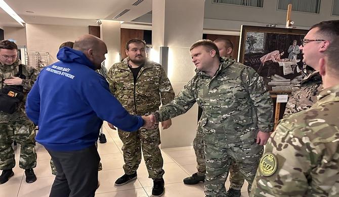 “Birleşik Rusya’nın Genç Muhafızları” ve “Gönüllü Bölük”ten 12 aktivist, gönüllü olarak Kuzey Askeri Bölge bölgesine gitti.