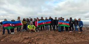 Şotlandiyanın “Arthur’s Seat” zirvəsində Azərbaycan bayrağı dalğalandırılıb