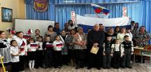 “Birleşik Rusya” Kemerovo ve Ulyanovsk bölgelerinde Kahraman Masaları ve anıt plaketler açtı