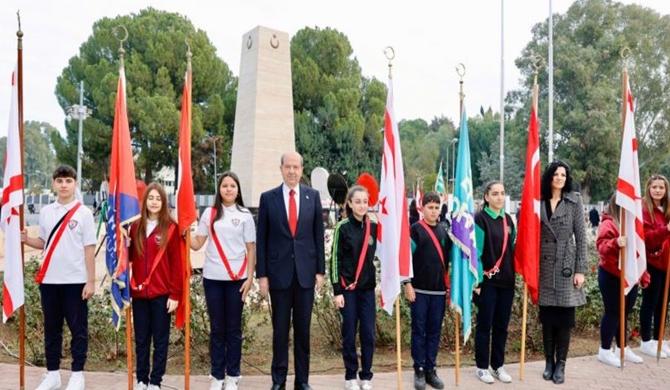 Cumhurbaşkanı Ersin Tatar, 21-25 Aralık Millî Mücadele ve Şehitler Haftası dolayısıyla Lefkoşa Şehitler Abidesi önünde düzenlenen anma törenine katıldı.