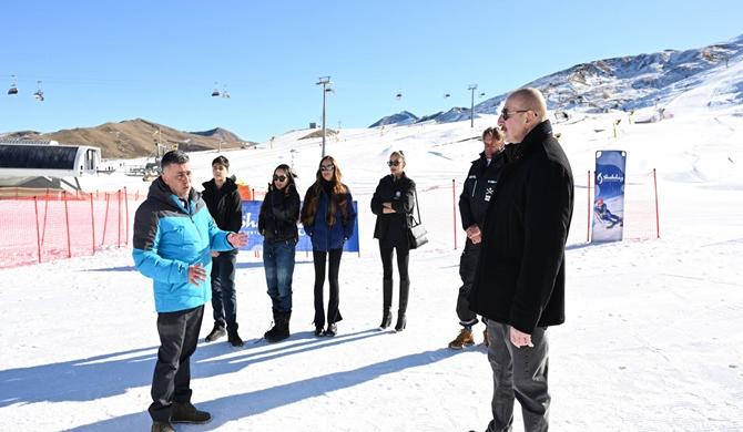 İlham Aliyev, Şahdağ Turizm Kompleksi’nde yer alan “Göl Kenarı” otelinde yürütülen çalışmalar ve “Kayak Kulübü” binasının inşaatı ile tanıştı.