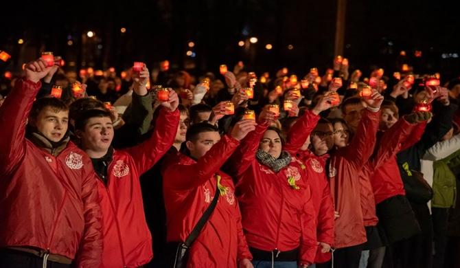 Petersburg’da “Birleşik Rusya’nın Genç Muhafızları”, “Gönüllü Bölük” ve “Vali Ekibi” Leningrad kuşatması kurbanlarının anısına eylem düzenledi