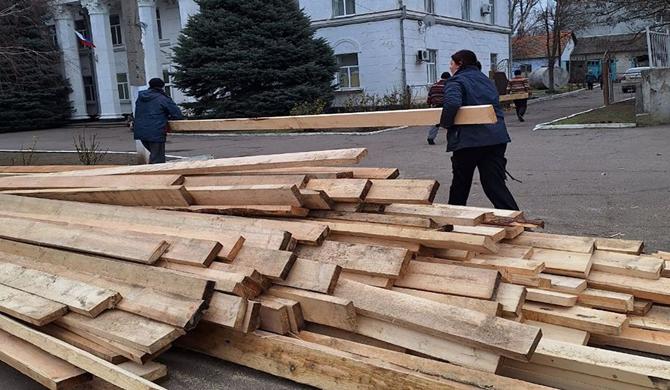 Birleşik Rusya, Kherson bölgesinin ön cephesine inşaat malzemeleri teslim etti