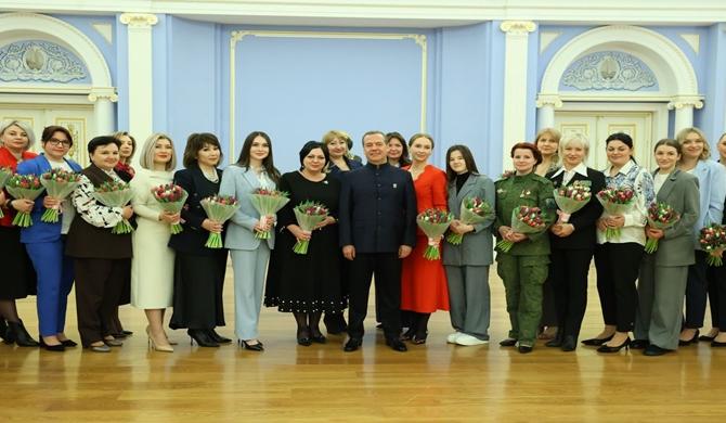 Dmitri Medvedev: Ülkenin siyasi başarısı kadınların faaliyetlerine bağlı