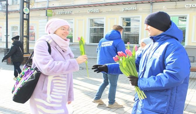 “Birleşik Rusya’nın Genç Muhafızları” 8 Mart’ta bölge sakinlerinin kadınlarını tebrik etti