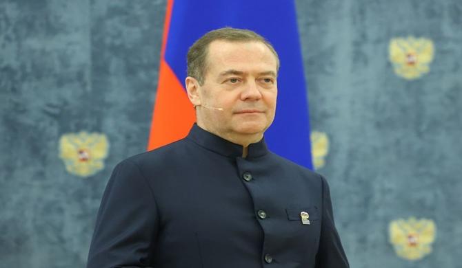 Dmitry Medvedev: Hayatımızı daha parlak ve mutlu hale getirme, içlerindeki sevgi ve uyumu koruma konusunda inanılmaz bir yeteneğe sahip olanlar kadınlardır