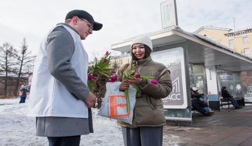 Тюльпаны, подарки, тёплые слова: единороссы и молодогвардейцы поздравляют женщин с 8 Марта