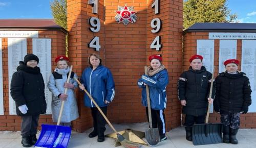 Tataristan’ın Vysokogorsk bölgesinde Birleşik Rusya üyeleri, Anavatan Savunucuları Anıtı’nda temizlik günü düzenledi