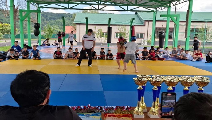 Birleşik Rusya destekçileri Çeçenistan Cumhuriyeti’nin Vedeno kentinde karma dövüş sanatları (MMA) müsabakası düzenledi